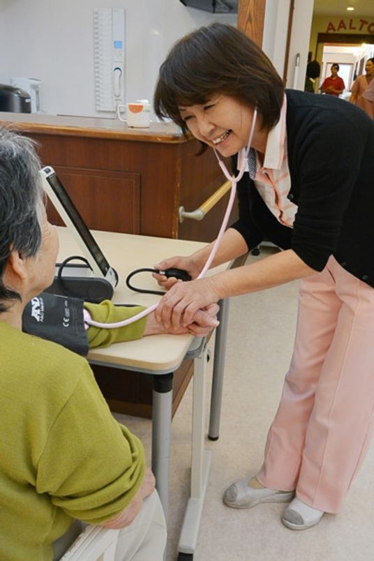 笑顔のスタッフと利用者の交流