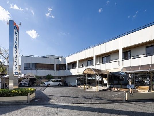 明るい外観の建物  