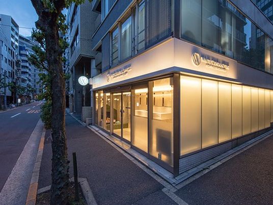 夕暮れの施設外観  