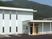 山を背にした建物外観  