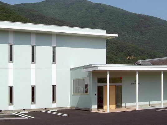 山を背にした建物外観  