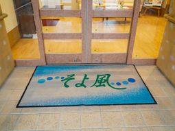 玄関マットと木製ドア