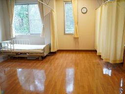 明るい窓の居室