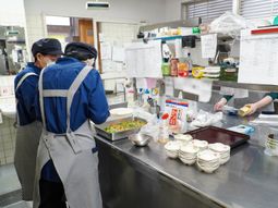 キッチンで働くスタッフ