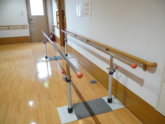 廊下の歩行訓練用手すり