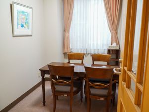 居室のテーブルと椅子
