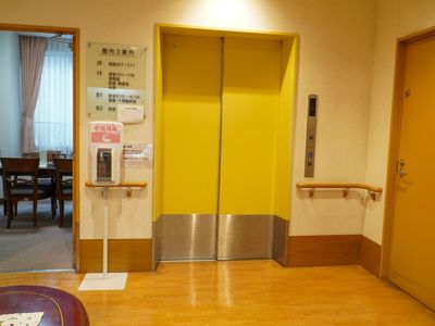 イエローのエレベーター前