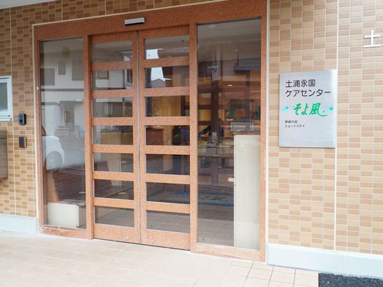 エントランスの木製ドア
