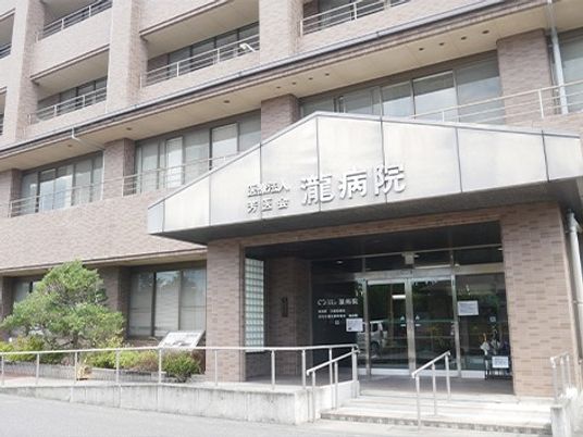 病院の正面入口  