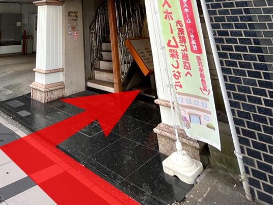 建物入口の案内看板  