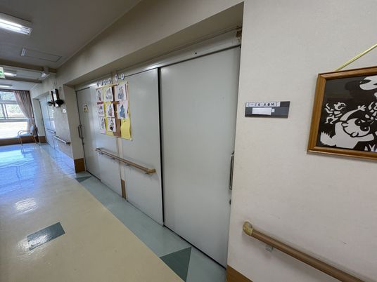 明るい廊下の様子