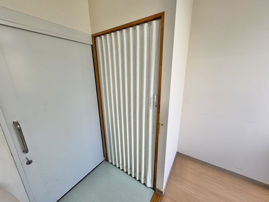 白いドアとカーテンの廊下