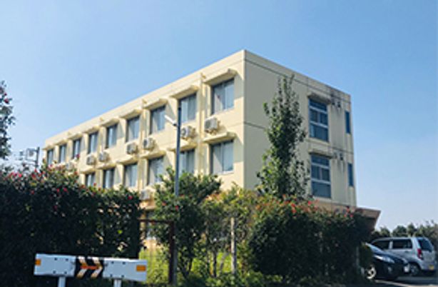 緑に囲まれた外観