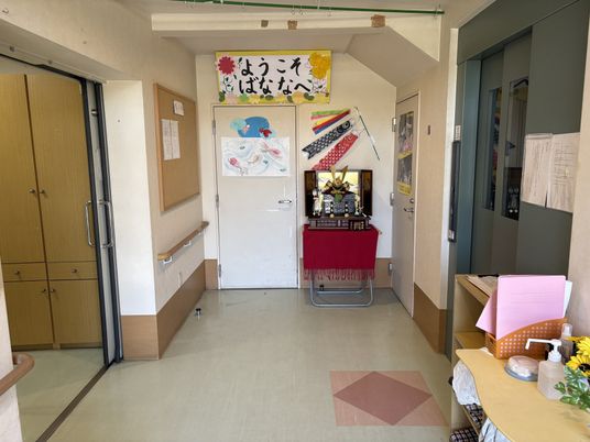 カラフルな装飾が特徴のエントランス