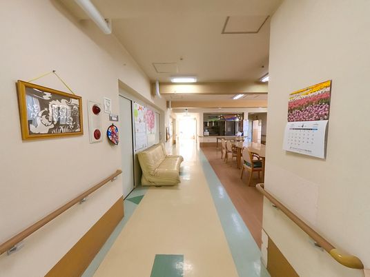 奥へ続く明るい廊下