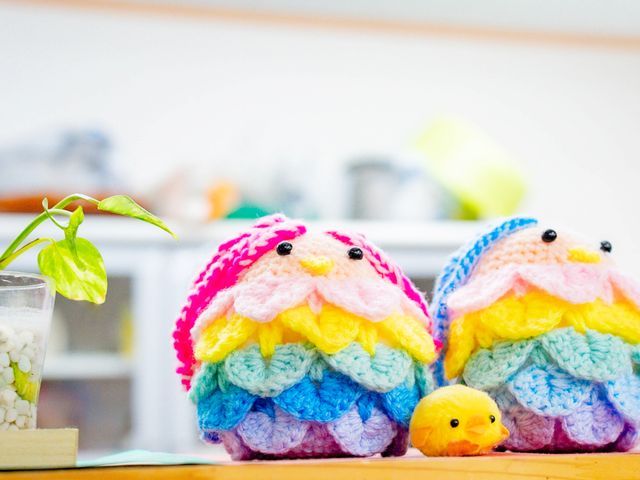 かわいい編み物の展示 スタッフイメージ 色とりどりの編みぐるみが飾られた楽しげな空間です。手作りのアートが心を和ませます。
