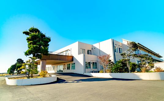 施設の明るい外観