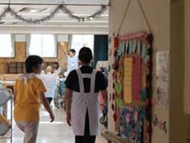 スタッフの活動風景 内観 明るい空間では、スタッフが笑顔でご入居者様との交流を行っています。充実したコミュニケーションのひと時です。