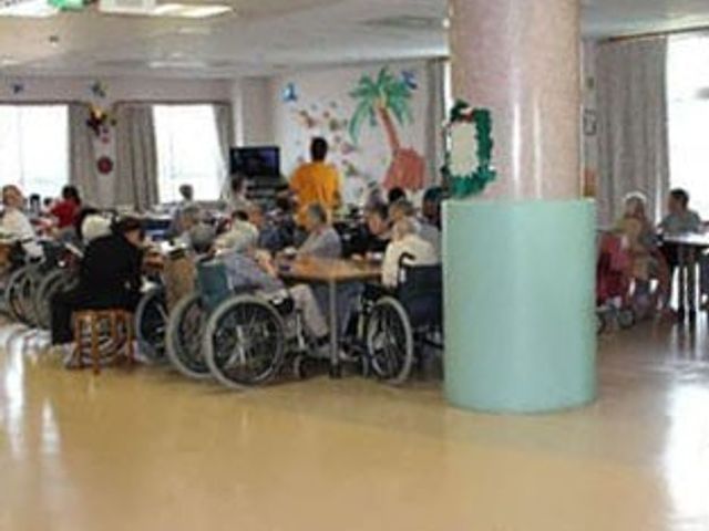 車椅子利用の共有スペース ラウンジ 車椅子を利用できる広々とした共有スペースです。自然光が差し込む明るい場所になっています。
