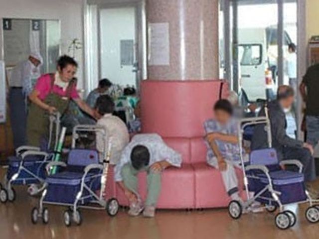 リビングの一角 ラウンジ 車椅子を利用される方々がリラックスできる、落ち着いた雰囲気のラウンジです。