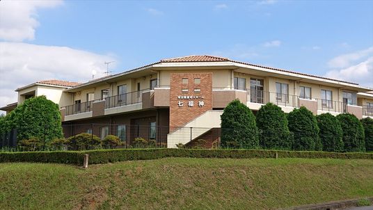 緑に囲まれた建物外観