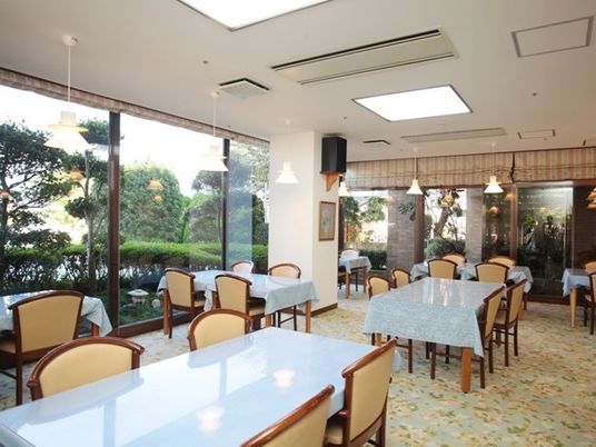 明るい食堂の風景