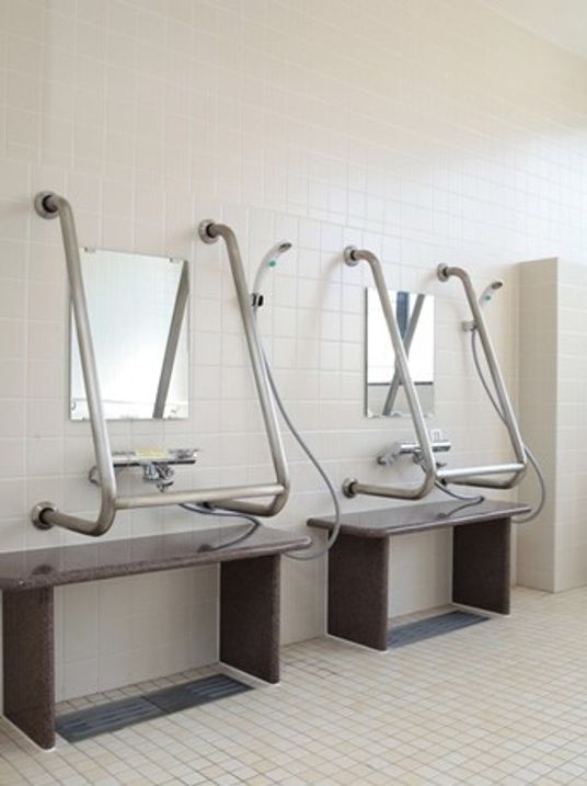 シャワースペースに立ち上がり用の手すりが付いている大浴場の設備の様子