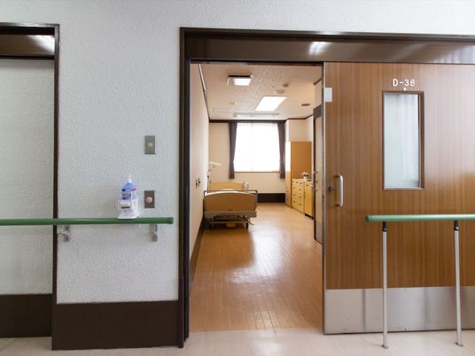 明るい居室の入り口