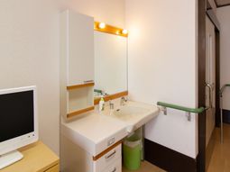洗面台と手すりのある部屋