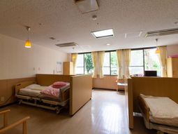 明るい室内と和やかな居室