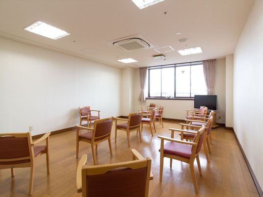 明るい多目的室の内観