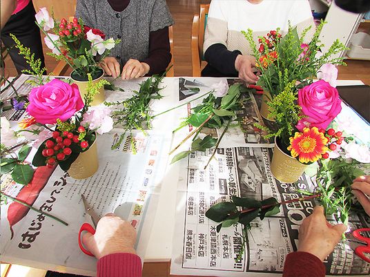 華やかな花のアレンジメント