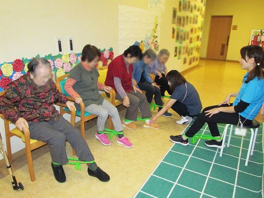 運動中の人々がいる廊下
