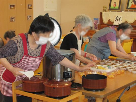 調理する様子のダイニングルーム