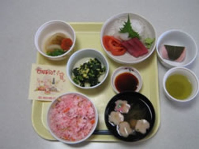 食事の盛り付け 食堂 栄養バランスに優れた食事が彩り豊かに盛り付けられています。利用者の健康をサポートします。