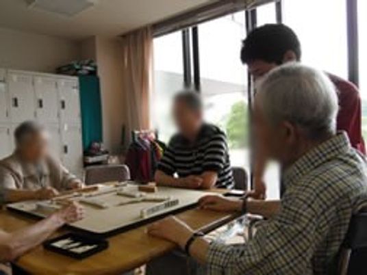 ゲームを楽しむ人々の様子