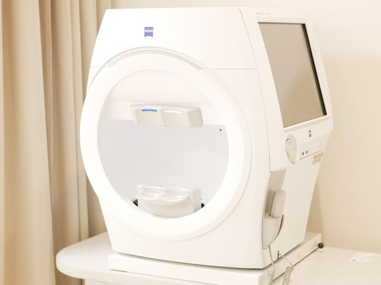 視力検査機器が置かれた室内  