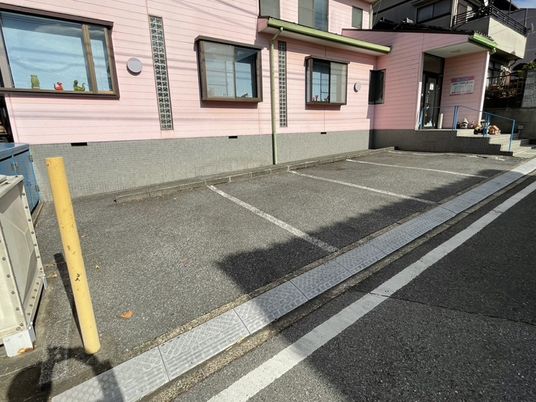 建物前の駐車場  