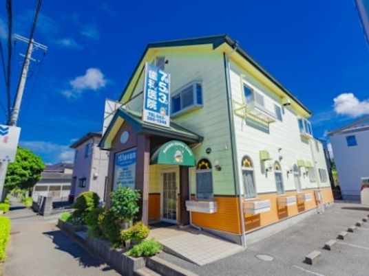 明るい外観の施設建物  