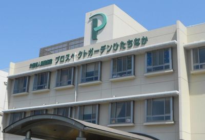 明るい建物の外観
