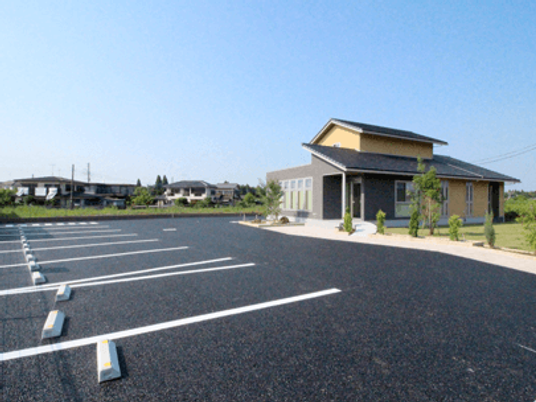 広い駐車場と建物の外観  