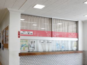 受付カウンターのある廊下