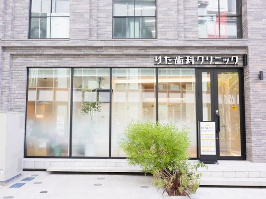 明るい外観の入口  