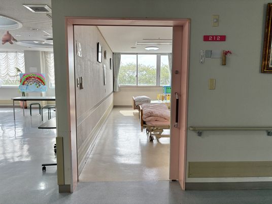 自然光の差し込む廊下