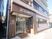 明るい建物の出入口  