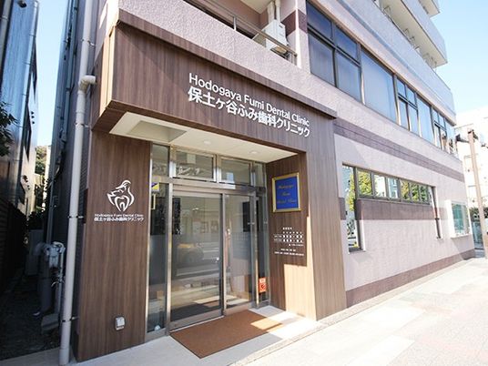 明るい建物の出入口  