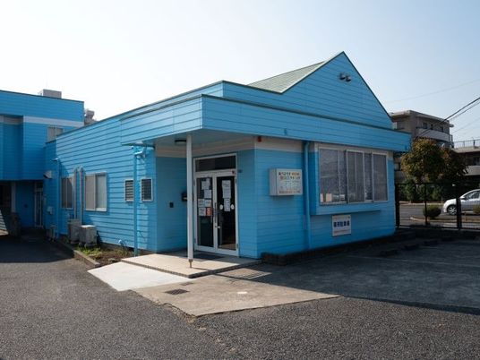 青い建物の外観  
