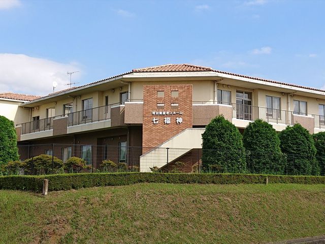 広々とした外観 外観 緑に囲まれた建物で、働く環境が整っています。快適な職場をお探しの方に最適です。