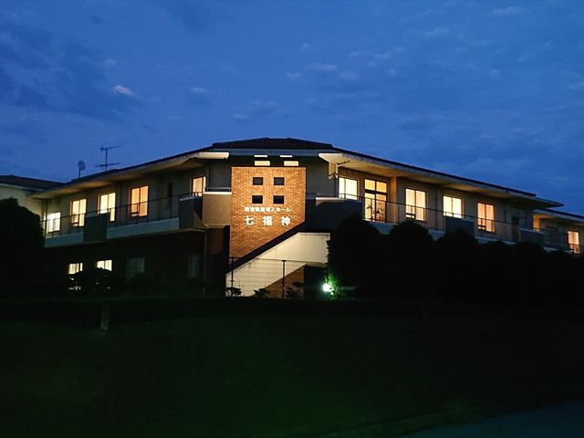 夜景が美しい建物外観 外観 夜でも明るく照らされた外観です。落ち着いた雰囲気が魅力です。