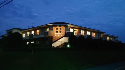 夜景が美しい建物外観